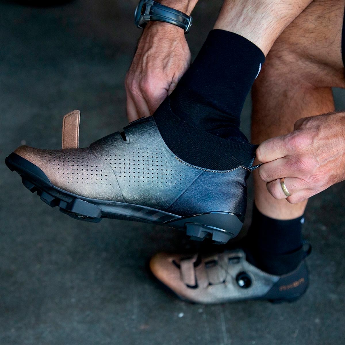 Shimano RX8R, unas zapatillas de gravel con puño de tobillo para proteger los pies del frío y la suciedad