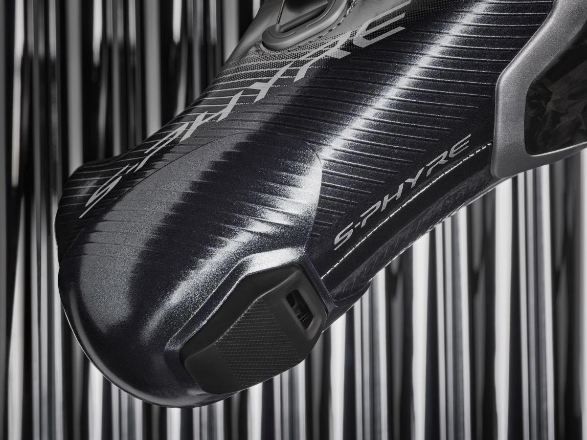 Las Shimano S-Phyre RC903, las zapatillas tope de gama para carretera, estrenan una edición en color plata