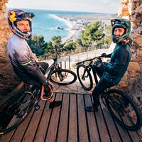 Tomas Slavik y Adrien Loron a toda velocidad en la Costa Brava, con muchas escaleras de por medio