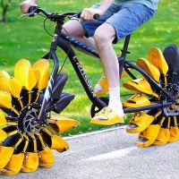 Para verlo: una bicicleta con zapatillas en lugar de neumáticos, otro loco invento de The Q