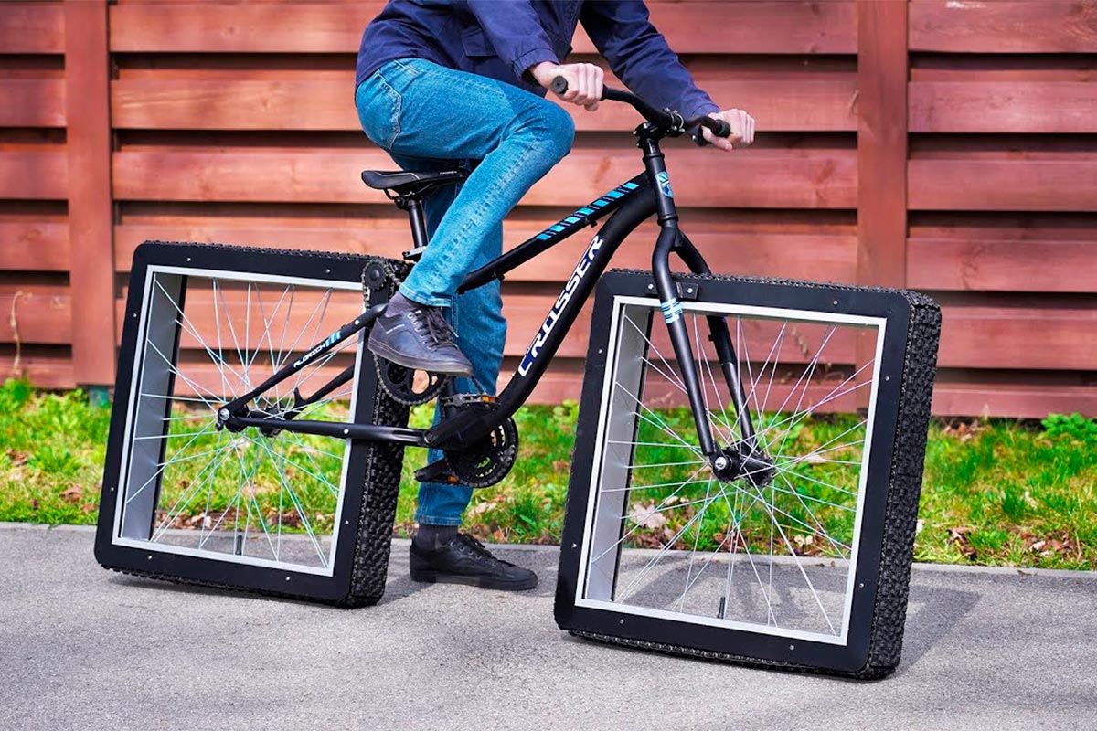 Una bicicleta con ruedas cuadradas, el último (y genial) invento de The Q