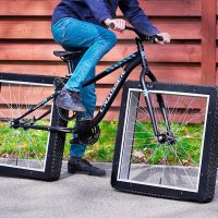 Una bicicleta con ruedas cuadradas, el último (y genial) invento de The Q