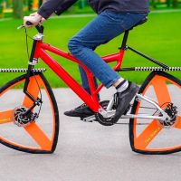 Tras su bicicleta con ruedas cuadradas, The Q vuelve a la carga con una bici de ruedas triangulares