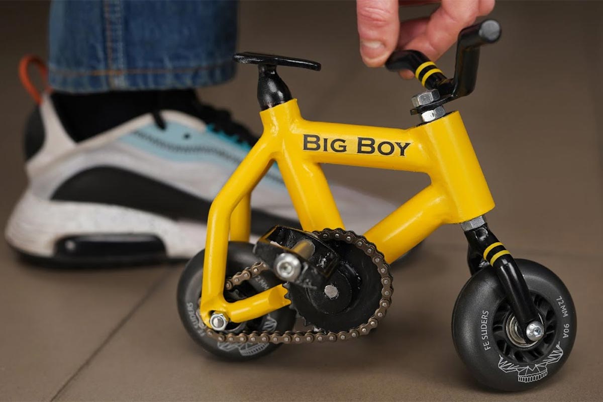 Una mini bicicleta del tamaño de una zapatilla capaz de soportar 100 kg de peso, otro genial invento de The Q