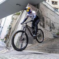 Para verlo: 90 segundos de descenso urbano entre los rascacielos de Hong Kong con Tomas Slavik