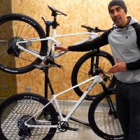 Tomi Misser muestra el montaje y los detalles de sus Mondraker Podium y F-Podium para la temporada 2023