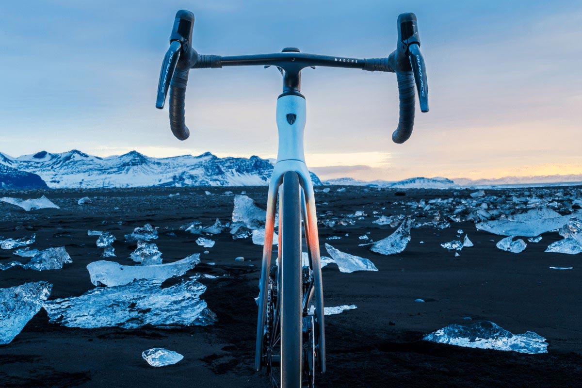 Trek Bikes presenta la pintura Project One ICON Arctic Haze, con un diseño inspirado en las heladas de invierno