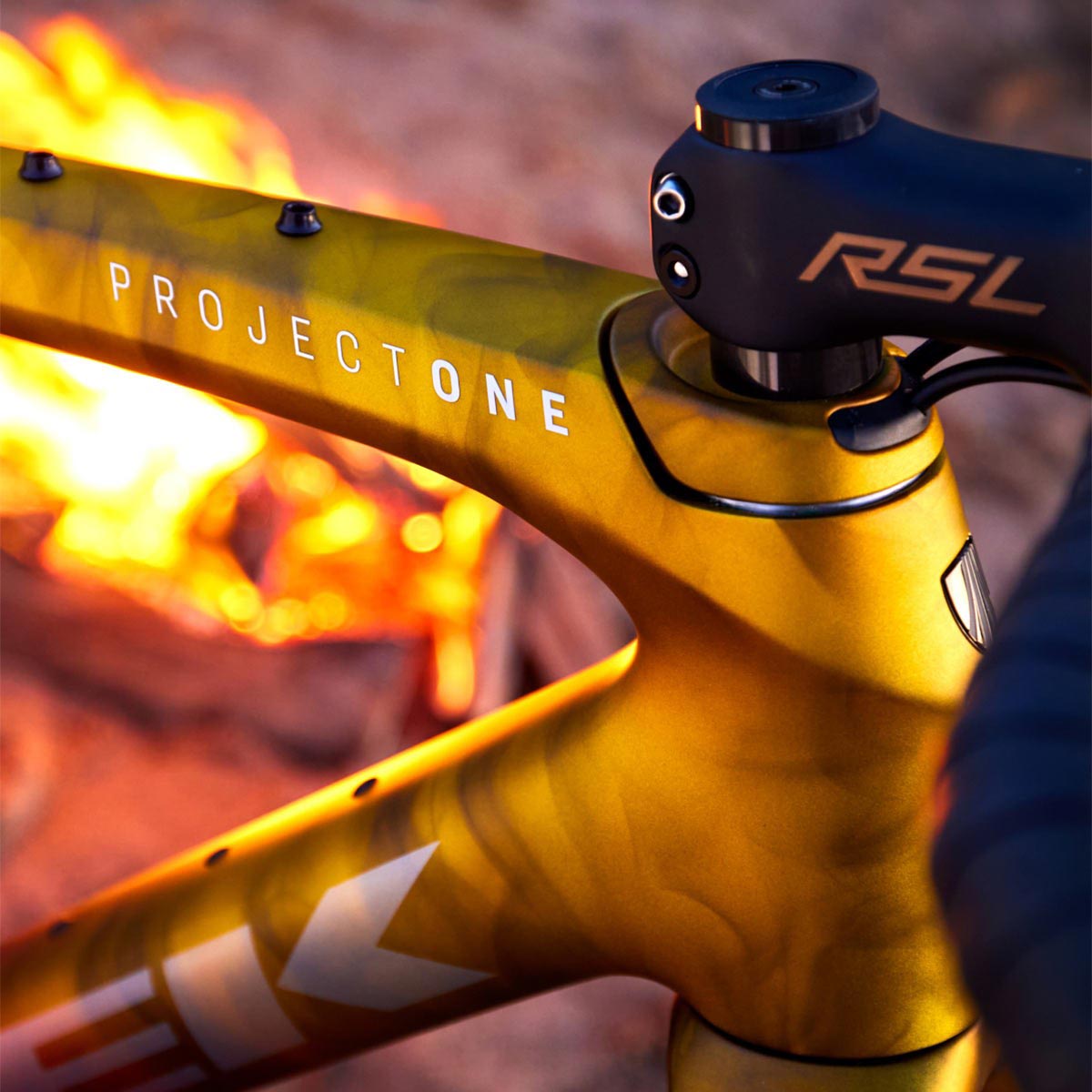 Trek Bikes presenta la pintura Project One ICON Campfire, con un diseño ahumado inspirado en el fuego