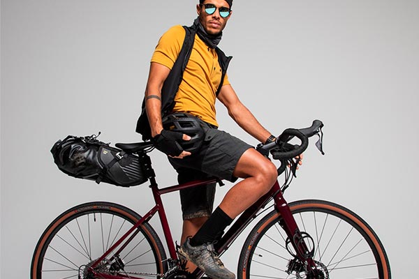 Dile adiós al maillot y presume de estilo sobre la bicicleta de gravel con el polo Triban de lana merina