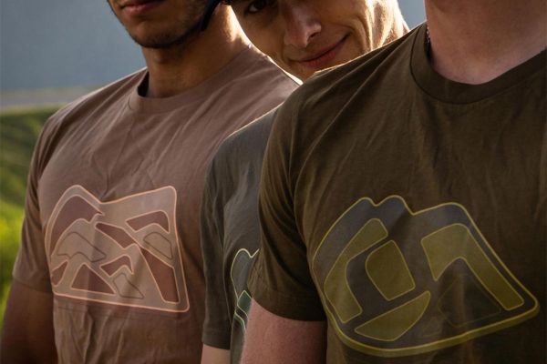 Urge Bike Products se estrena en el segmento de la ropa casual con una colección de camisetas, gorras y gorros