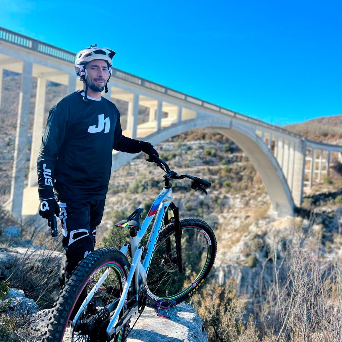 Vittorio Brumotti se juega la vida sobre la bici en uno de los puentes más altos de Europa