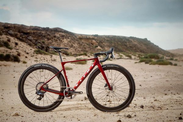 Vitus Venon EVO, una camaleónica bicicleta con montajes específicos para carretera o gravel