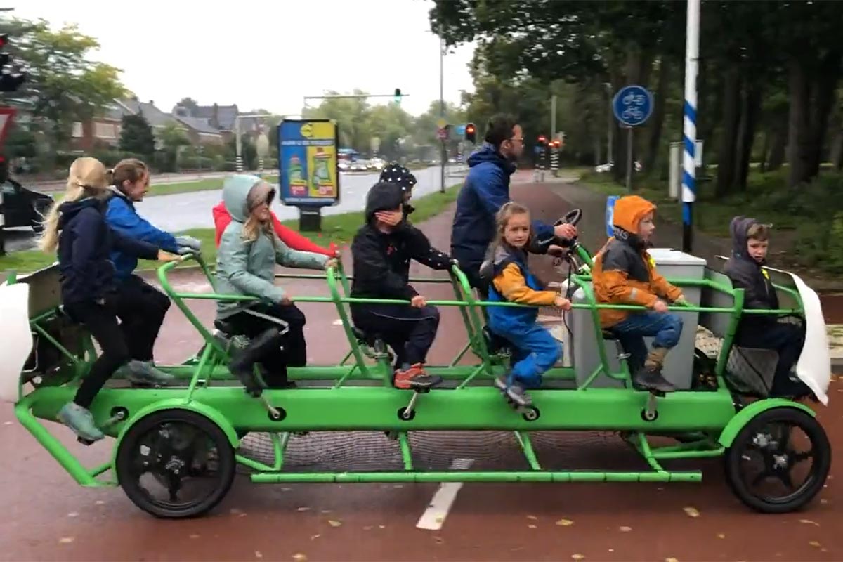 Así es la maravillosa vuelta al cole en Países Bajos, con autobús escolar a pedales incluido