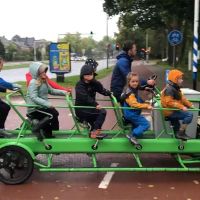 Así es la maravillosa vuelta al cole en Países Bajos, con autobús escolar a pedales incluido
