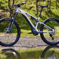 Yamaha celebra el 30 aniversario de la creación de su primera bici eléctrica con una edición especial de la Moro 07 en color plata