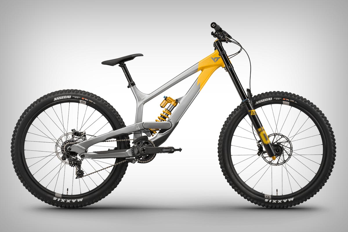 YT Industries presenta las Izzo, Capra y Tues en edición Uncaged 11, con suspensiones Öhlins y grupos SRAM