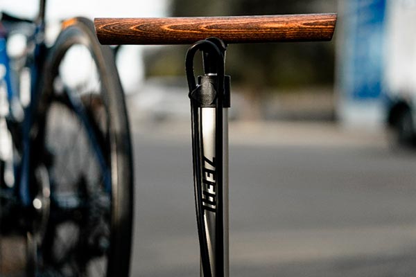 Zéfal Profil Max FP65, una bomba de pie con manómetro digital y construcción de alta calidad