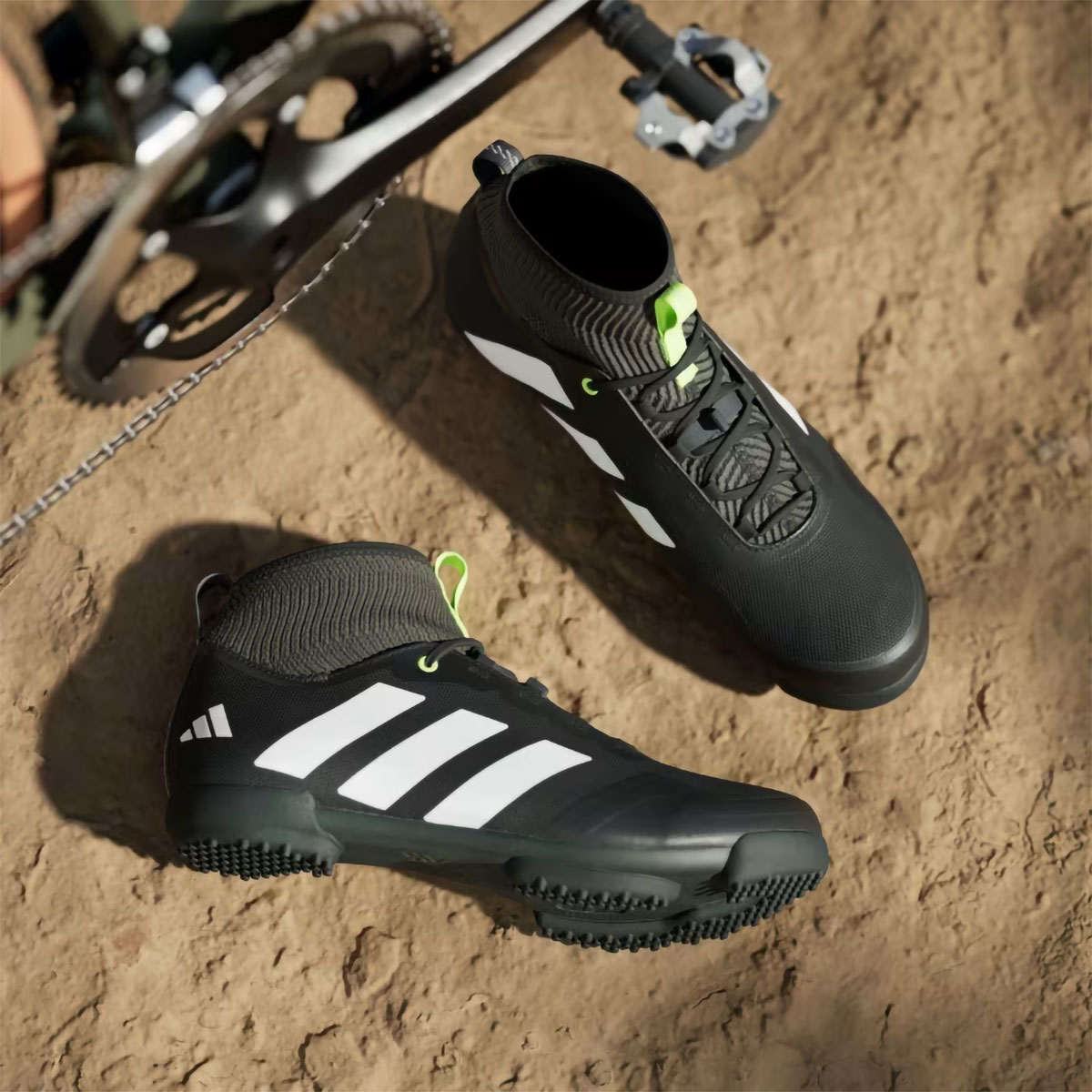 Adidas The Gravel, unas vistosas zapatillas de gravel con calcetín integrado para evitar la entrada de polvo y gravilla