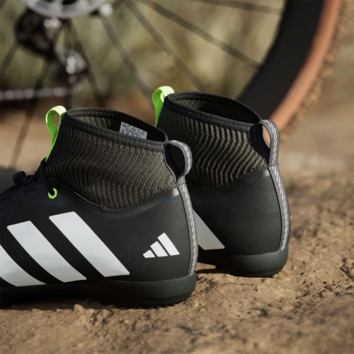 Adidas The Gravel, unas vistosas zapatillas de gravel con calcetín integrado para evitar la entrada de polvo y gravilla