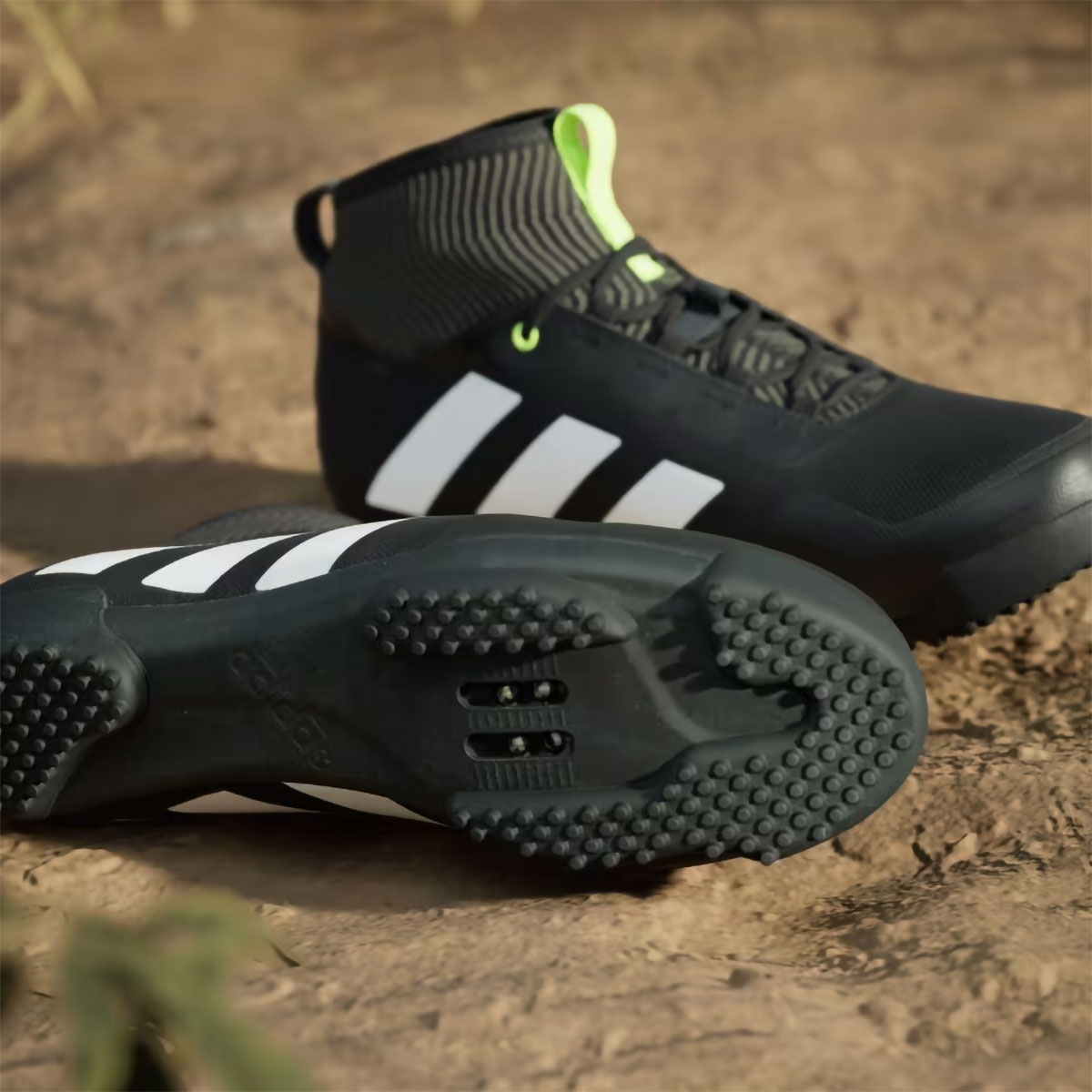 Adidas The Gravel, unas vistosas zapatillas de gravel con calcetín integrado para evitar la entrada de polvo y gravilla