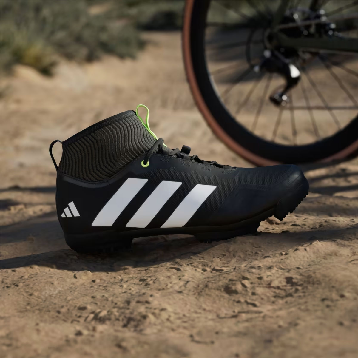 Adidas The Gravel, unas vistosas zapatillas de gravel con calcetín integrado para evitar la entrada de polvo y gravilla