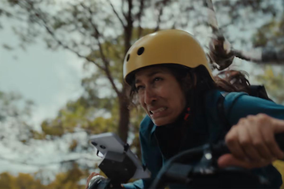Una ciclista atacada por una urraca es la protagonista del nuevo anuncio publicitario del Apple iPhone 15 Ceramic Shield