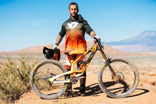 La historia de Bienvenido Aguado: de gimnasta, traceur y motero a estrella mundial del Freeride