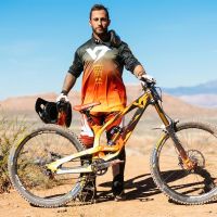 La historia de Bienvenido Aguado: de gimnasta, traceur y motero a estrella mundial del Freeride