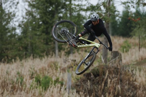 Para verlo: Braydon Bringhurst exprimiendo a fondo la Canyon Spectral CF 2024