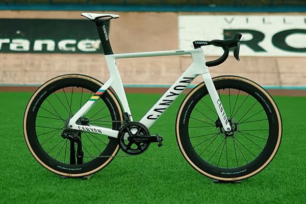 La Canyon Aeroad CFR con la que Mathieu van der Poel ha ganado la París-Roubaix 2024