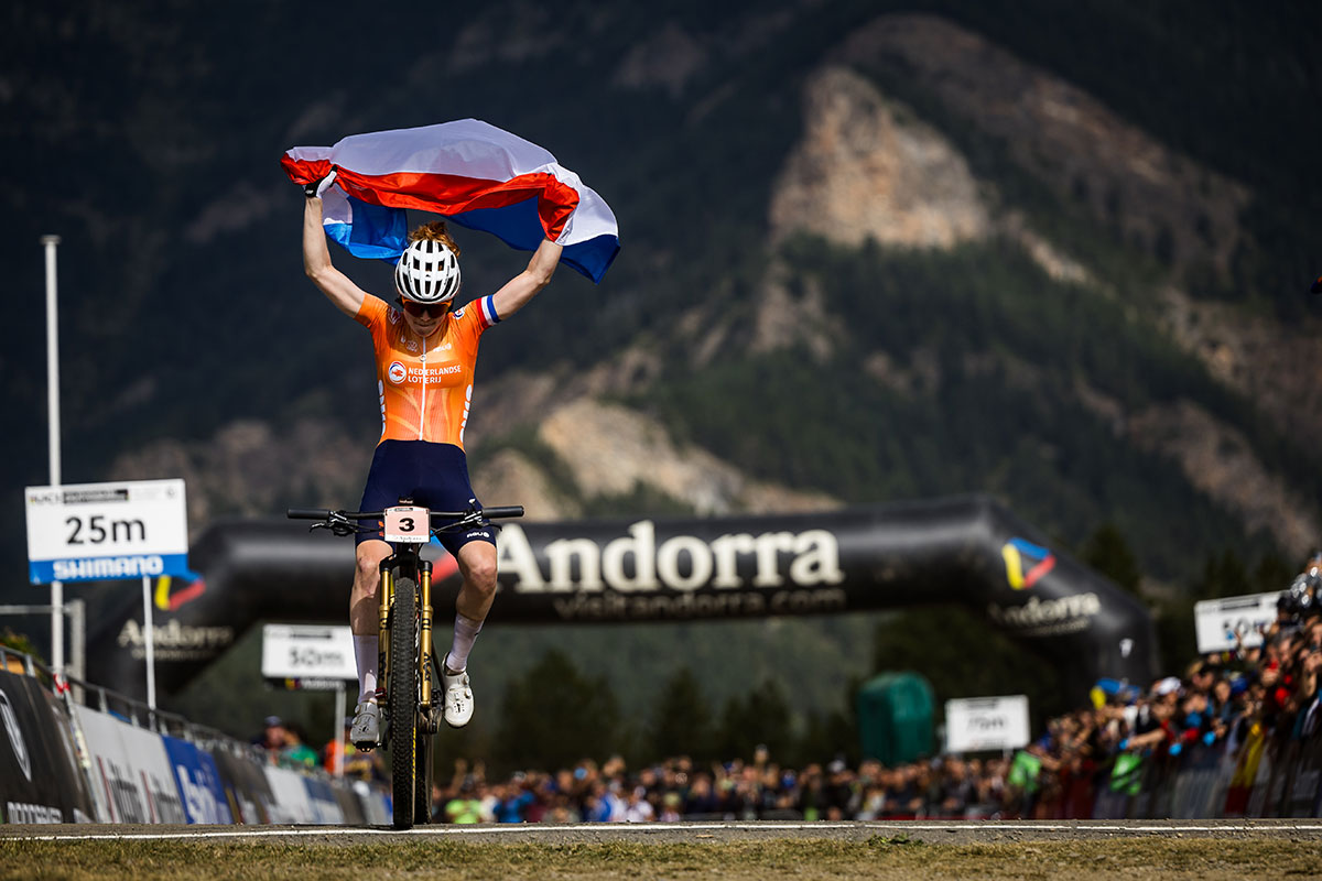 La Canyon Lux World Cup CFR con la que Puck Pieterse ganó el Campeonato del Mundo de XCO de Pal Arinsal