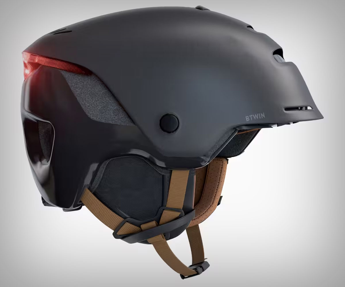 El casco perfecto para ciclistas urbanos está en Decathlon: visera retráctil, orejeras desmontables e iluminación LED integrada