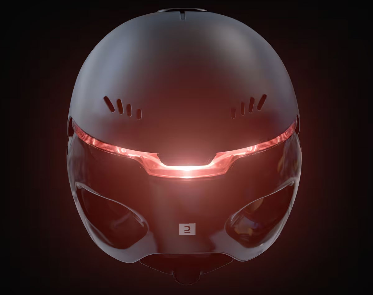 El casco perfecto para ciclistas urbanos está en Decathlon: visera retráctil, orejeras desmontables e iluminación LED integrada