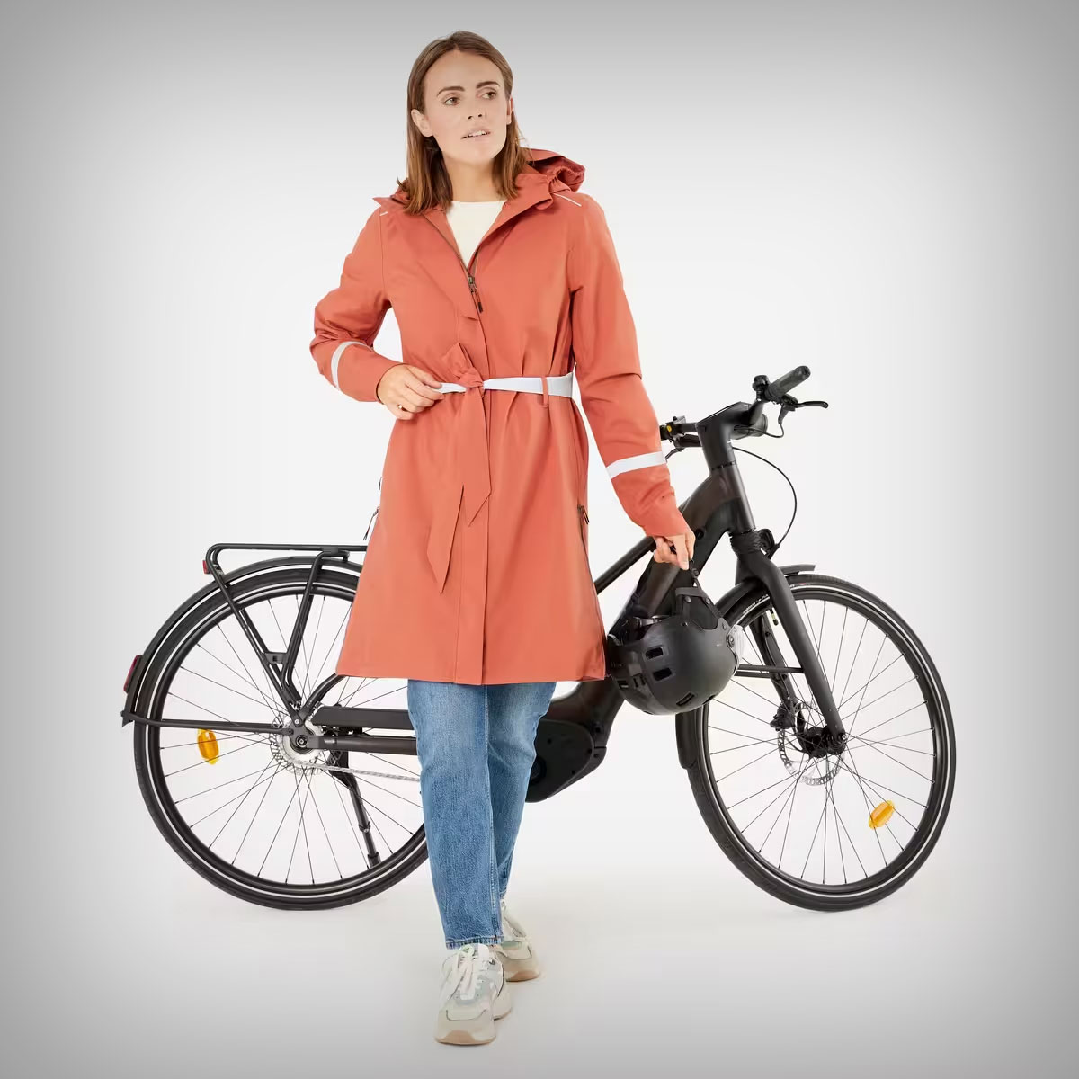 Decathlon no se olvida de las mujeres ciclistas con una chaqueta impermeable que será un imprescindible en el armario