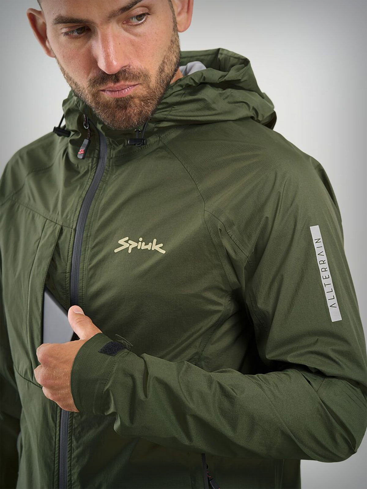 Spiuk ALLTERRAIN, una chaqueta impermeable (con capucha) para hacer ciclismo de montaña con mal tiempo