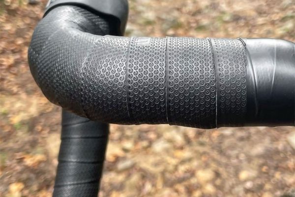 Momum se estrena en el segmento de las cintas de manillar con la Trust, con tres densidades a elegir