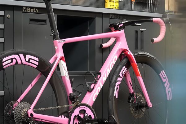 El montaje paso a paso de la Colnago V4RS en edición Maglia Rosa de Tadej Pogacar
