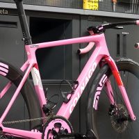 El montaje paso a paso de la Colnago V4RS en edición Maglia Rosa de Tadej Pogacar