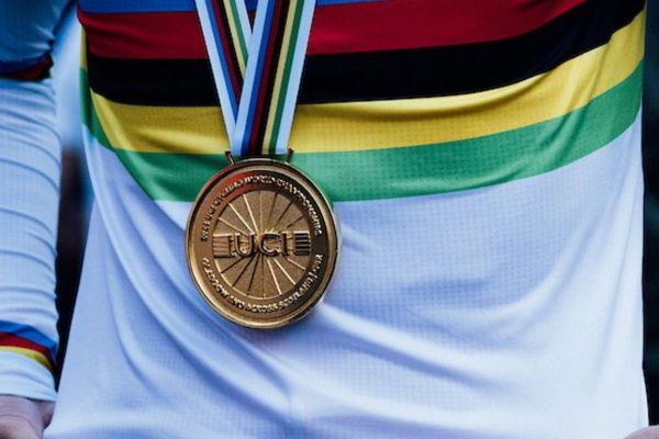 La UCI y Santini Cycling ponen en marcha un concurso para diseñar el maillot arcoíris del futuro