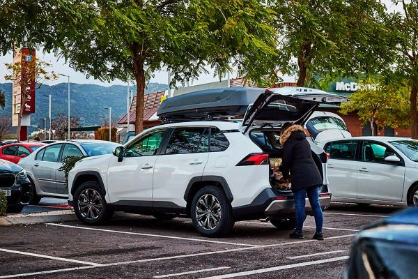 ¿Problemas de almacenamiento en el coche? Llega el Cruz Paddock Elite 550, un cofre de techo de diseño deportivo y 550 litros de capacidad