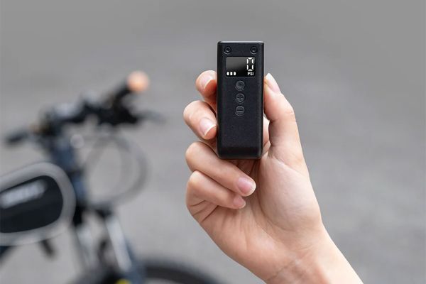 Cycplus Tiny Pump con medidor digital, el mini compresor de aire preferido por los ciclistas que arrasa en ventas en Amazon