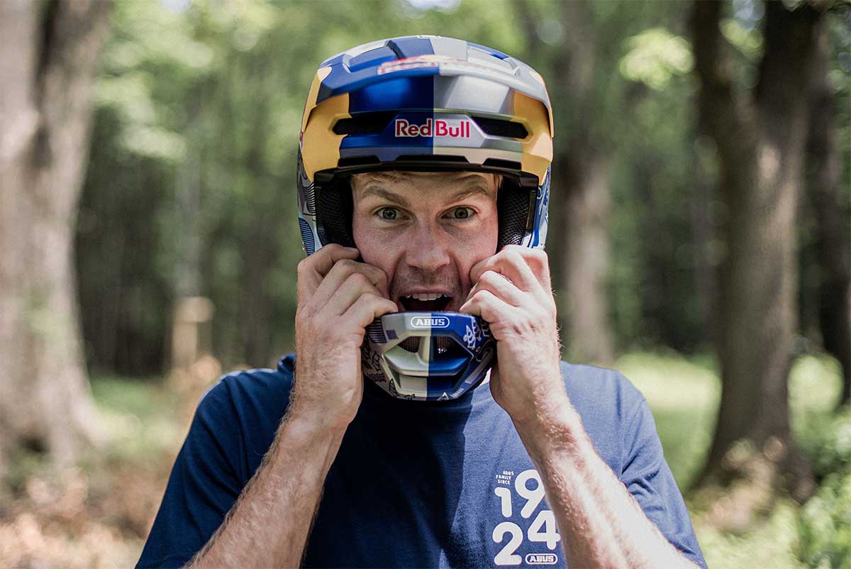 Dawid Godziek se asocia con ABUS para mejorar la seguridad en el ciclismo de montaña