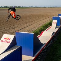 Para verlo: Dawid Godziek logra una hazaña histórica al montar en bicicleta sobre un tren en movimiento