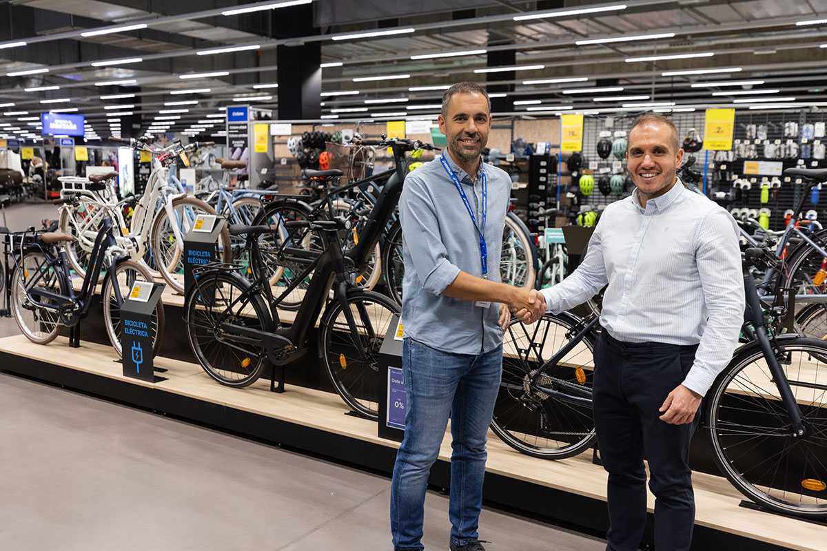 Decathlon y AMBE unen fuerzas para impulsar la movilidad sostenible en España