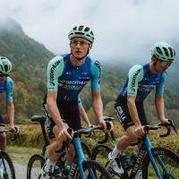 Decathlon y el AG2R La Mondiale refuerzan su alianza en 2025 con nuevo equipamiento y socios técnicos