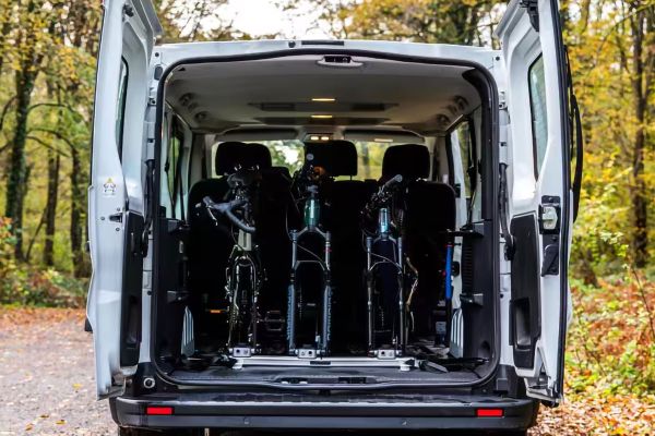 Decathlon presenta un portabicicletas diseñado para llevar hasta cuatro bicis de forma segura dentro de una furgoneta o coche
