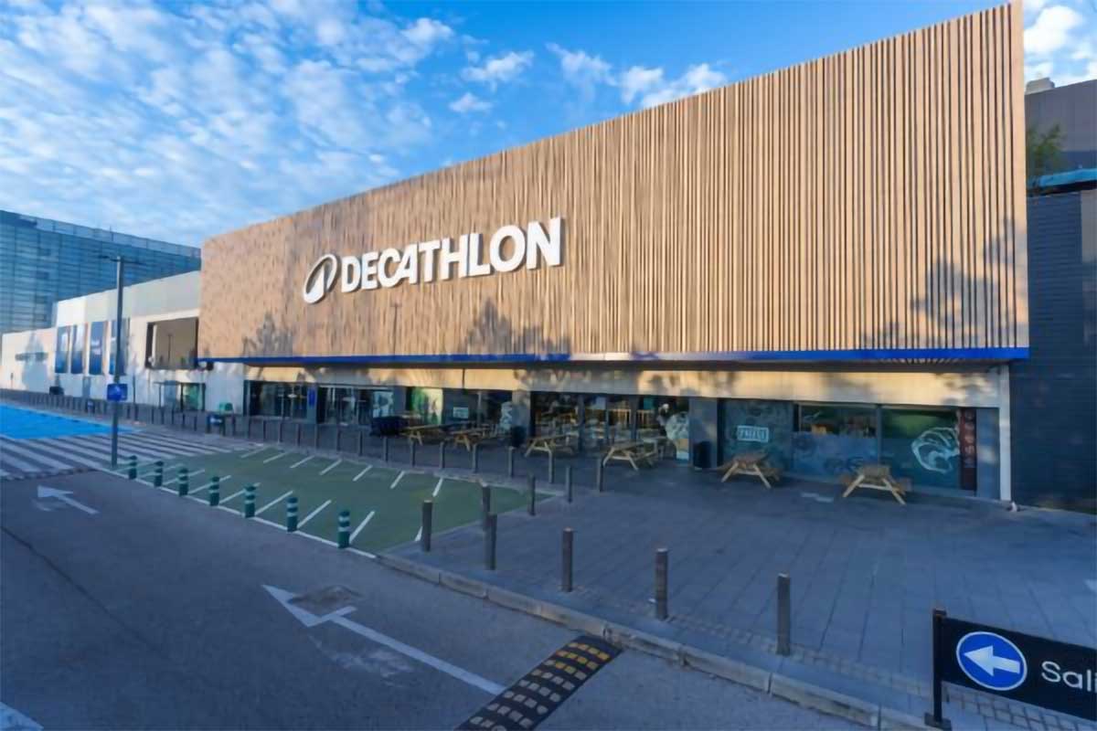 Decathlon transforma la primera tienda en España, la de San Sebastián de los Reyes, con su nueva imagen de marca