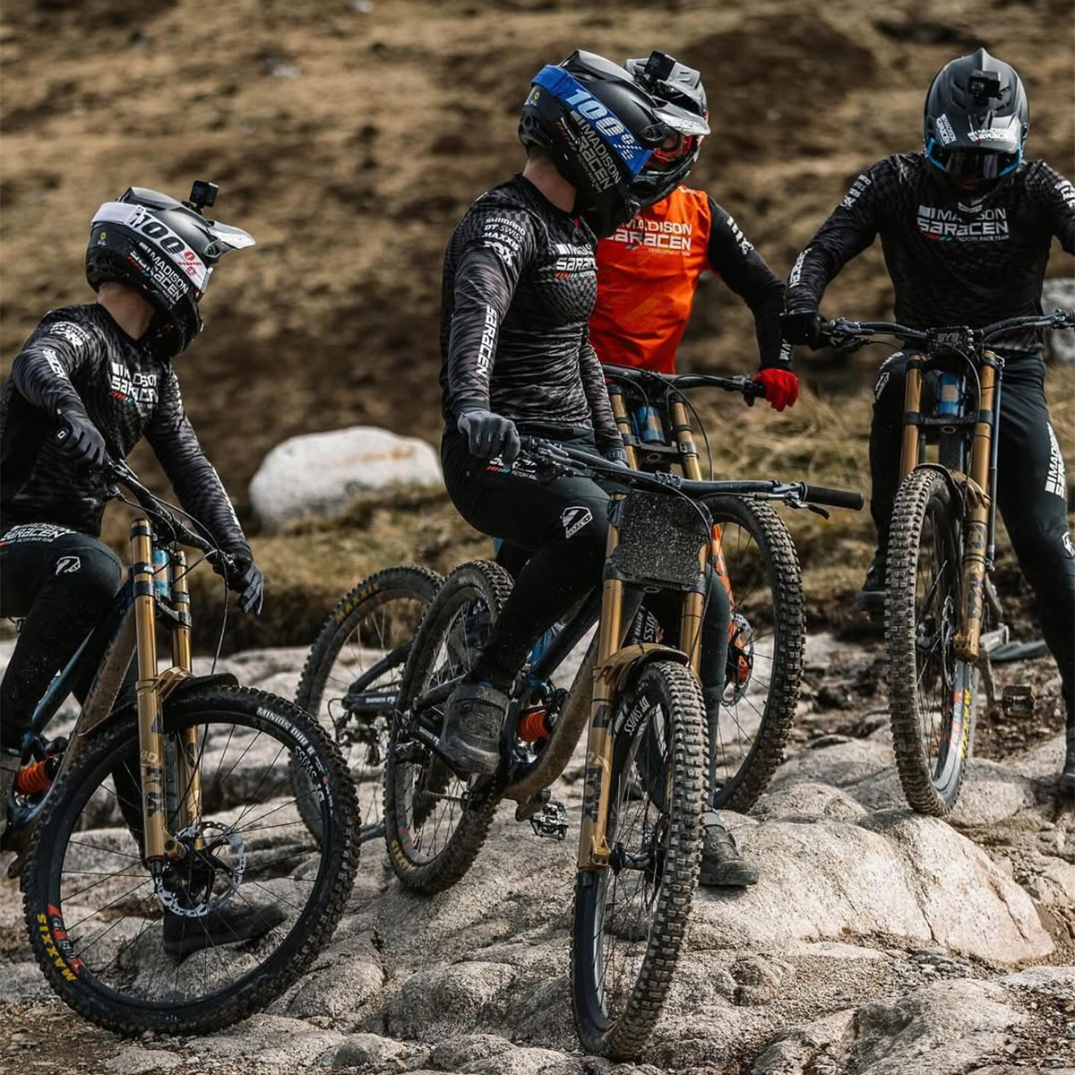 La emotiva despedida del Madison Saracen Factory Race Team tras 14 años de éxitos en el Descenso