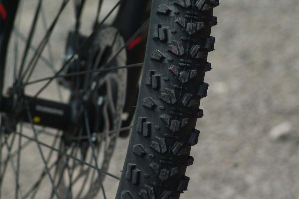 Cómo afectan los diferentes anchos de neumáticos de MTB y cuáles son sus ventajas e inconvenientes