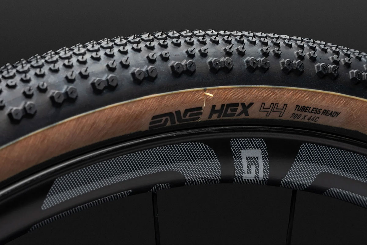 ENVE presenta el neumático HEX para gravel con una banda de rodadura innovadora de alto rendimiento